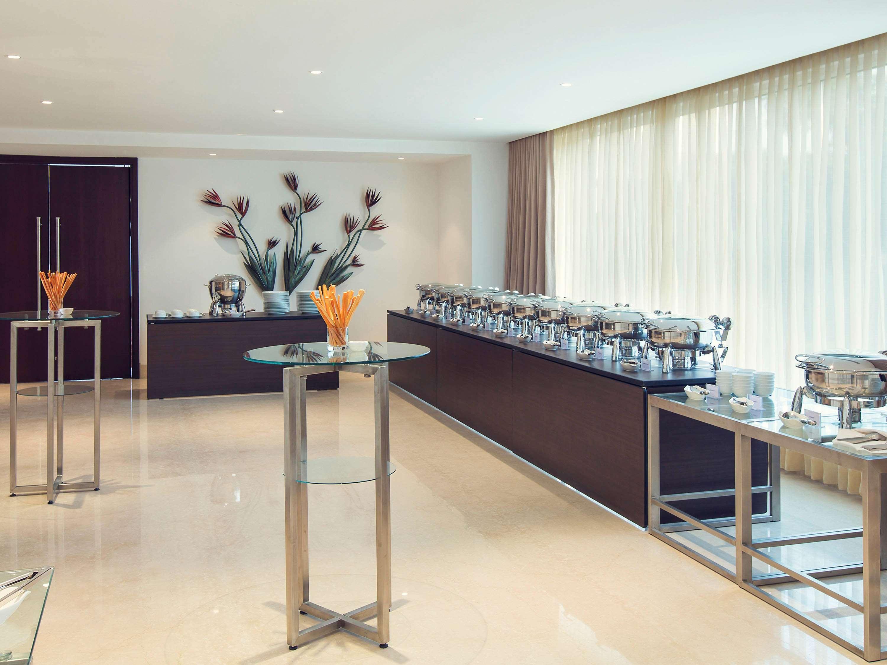 Mercure Hyderabad Kcp Banjara Hills, An Accor Hotel Extérieur photo A buffet at a hotel